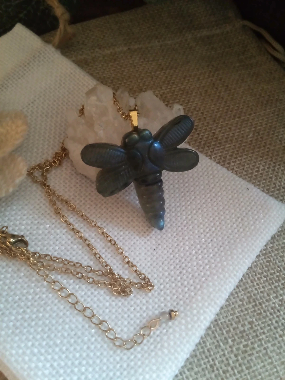 Collier protection libellule en pierre de labradorite – photo 3